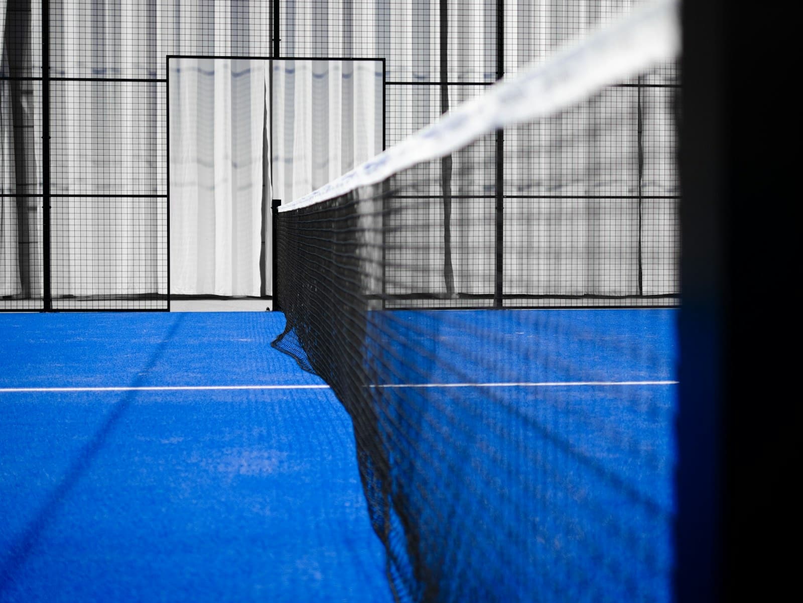 Lege padelbaan met net